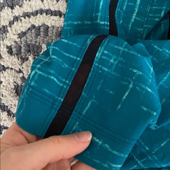 Lululemon men’s shorts lined with a 9 inch inseam - Picture 3 of 9